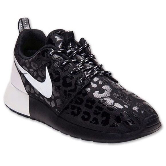 Nike roshe run animal print size 7 - Picture 2 of 8